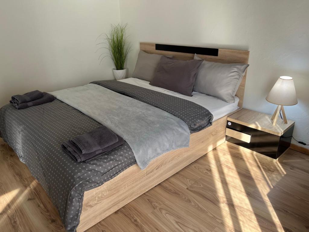 1 dormitorio con 1 cama grande y cabecero de madera en Charcoal Thirteen Apartment, en Kavala