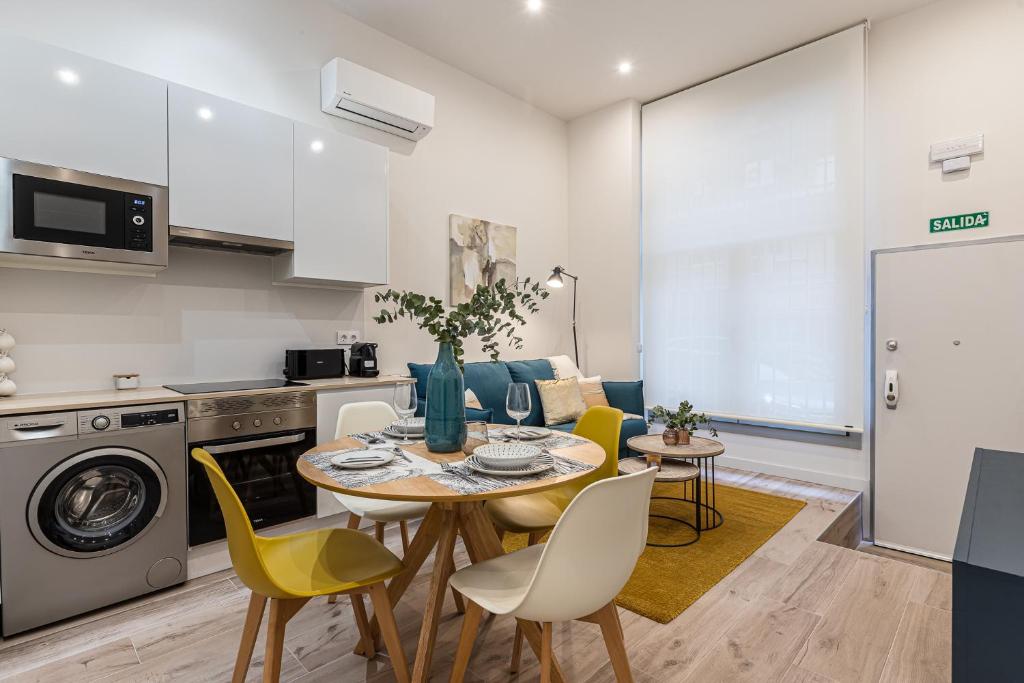 a kitchen and dining room with a table and chairs at BNBHolder Ponzano & Chamberi I in Madrid