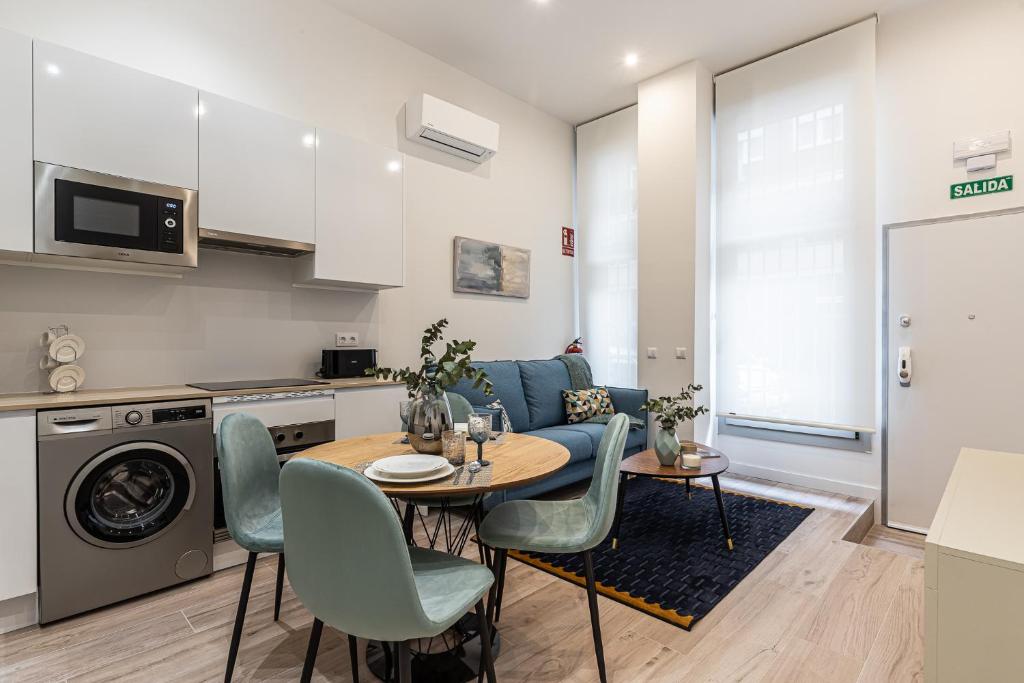 cocina y sala de estar con mesa y sillas en BNBHolder Ponzano & Chamberi III, en Madrid