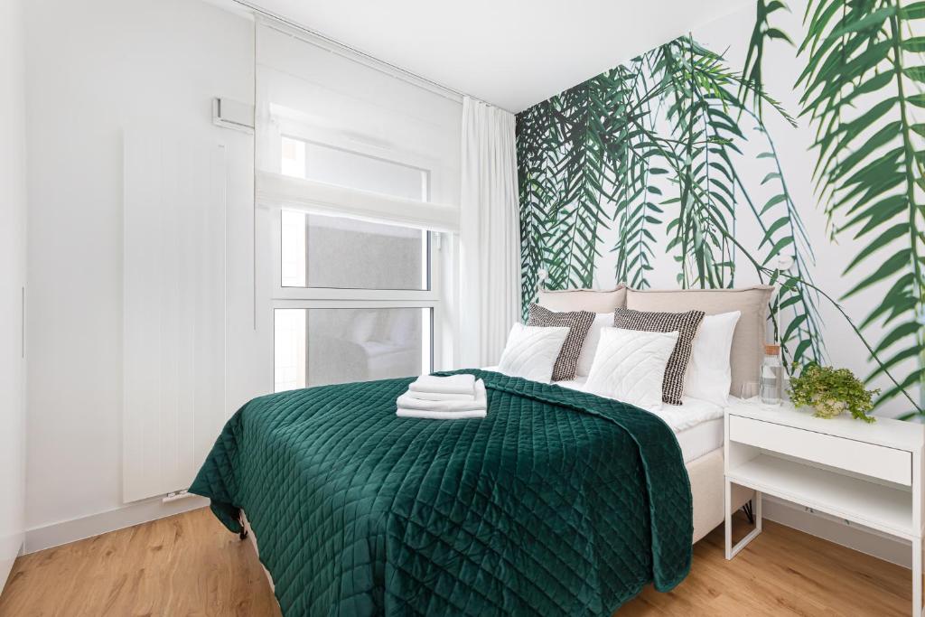 Ένα ή περισσότερα κρεβάτια σε δωμάτιο στο ECRU Luxurious Apartment in Port Praski with Balcony WWA35