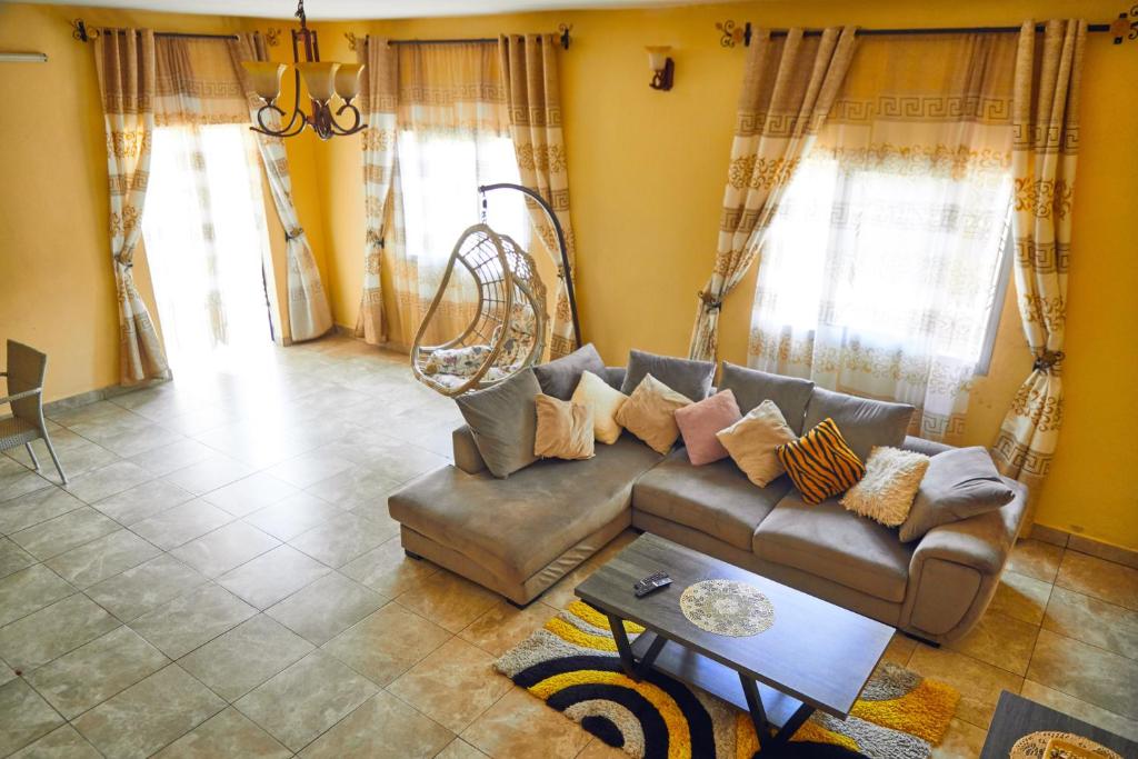 - un salon avec un canapé et une table dans l'établissement Three rooms Appartment Bieyem assi, à Yaoundé