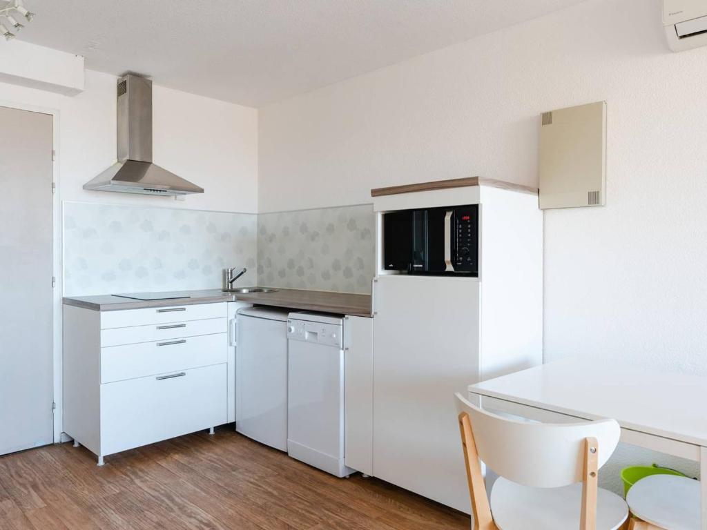 Kuchyňa alebo kuchynka v ubytovaní Appartement Gruissan - Parking Privé, Animaux Acceptés - FR-1-409A-16