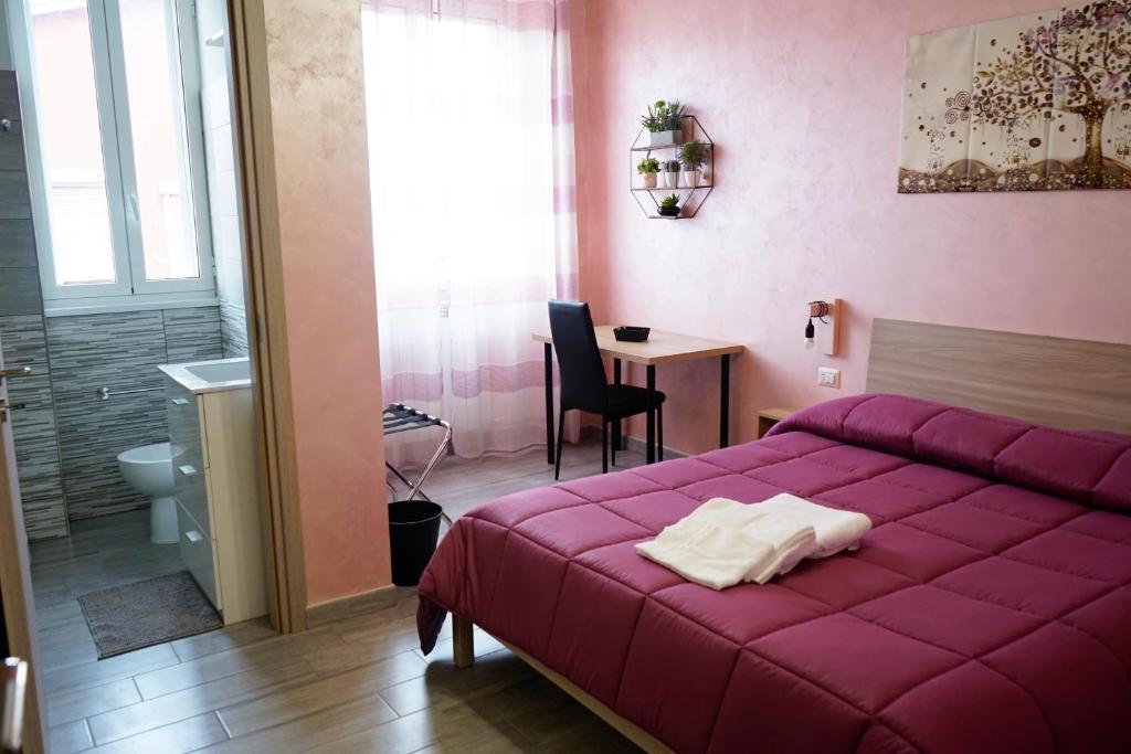 Un pat sau paturi într-o cameră la Roma Tourist Lease