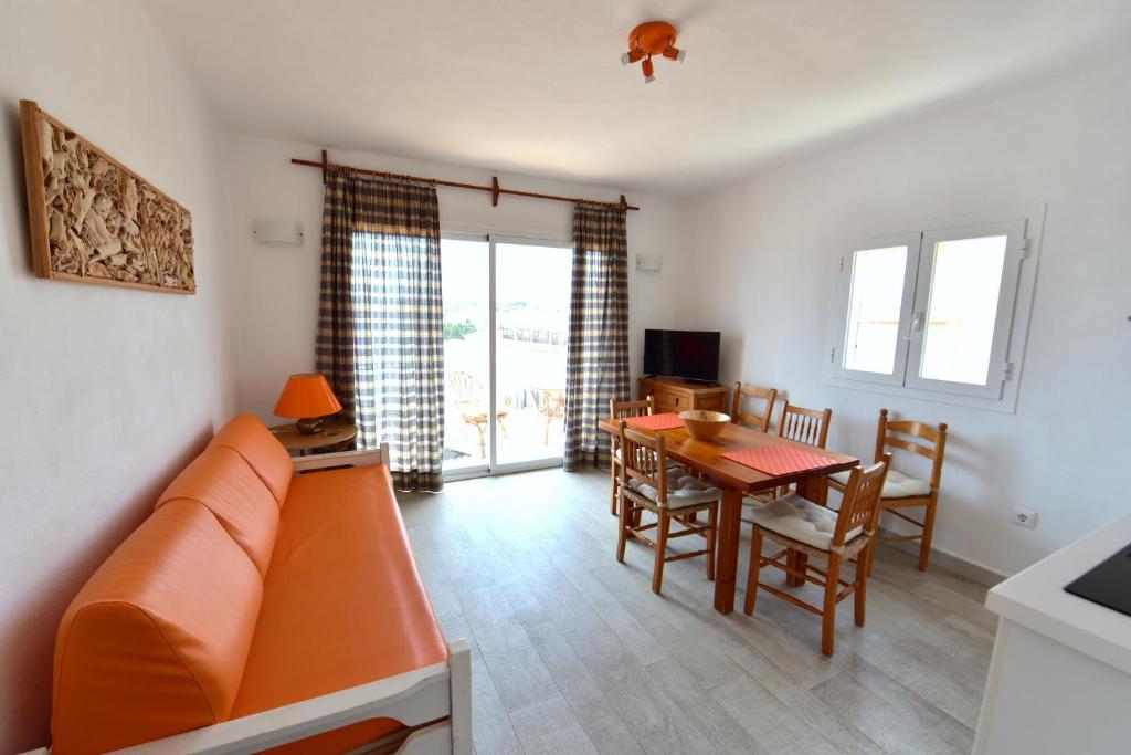 ein Wohnzimmer mit einem Sofa und einem Tisch in der Unterkunft Copacabana 21 in Es Pujols