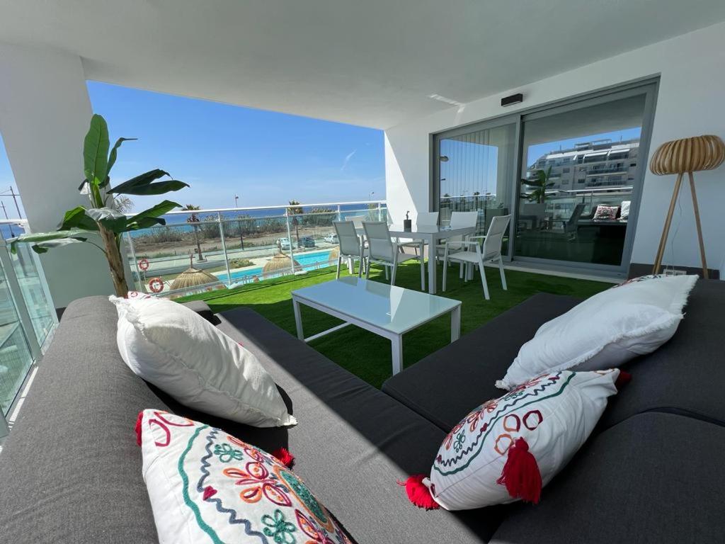 een woonkamer met een bank en een tafel bij Vista Azul Duna 2 by Spain2home in Torrox