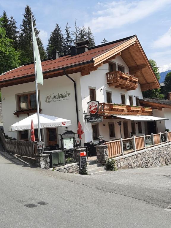 ein Gebäude mit einem Restaurant an der Straßenseite in der Unterkunft Forellenstube in Lofer