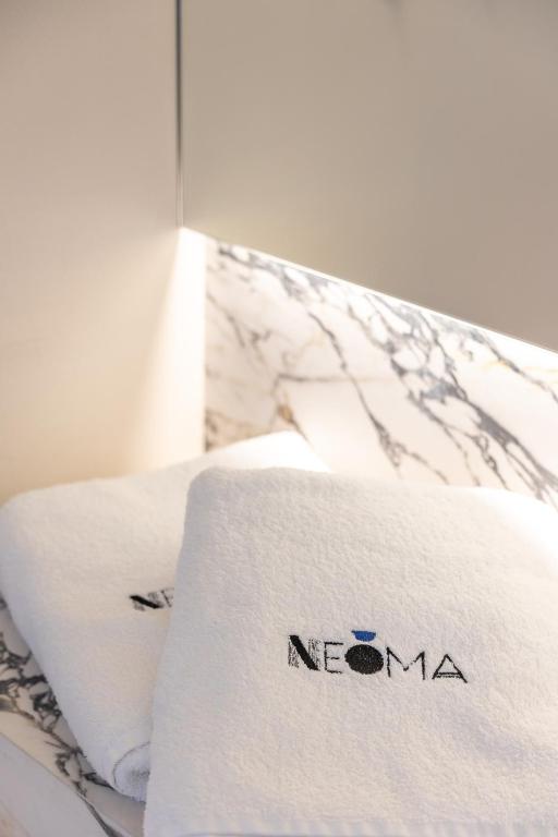 A bed or beds in a room at Neoma