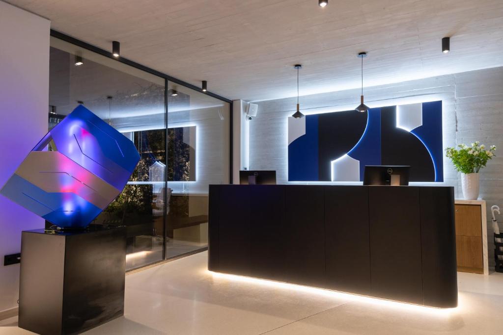 A television and/or entertainment centre at Neoma