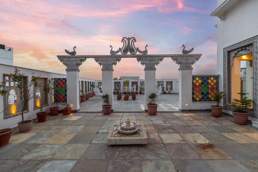 dziedziniec z fontanną w środku budynku w obiekcie Maan Vilas By Stone Wood w mieście Udaipur