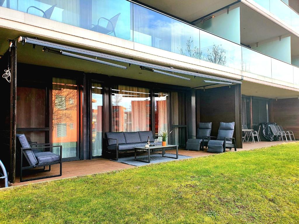 Zdjęcie z galerii obiektu BL LAKESIDE APARTMAN w mieście Balatonlelle