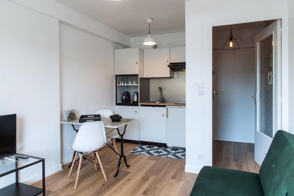Kuchyňa alebo kuchynka v ubytovaní Appartement Élégant à 2 Pas de la Mer