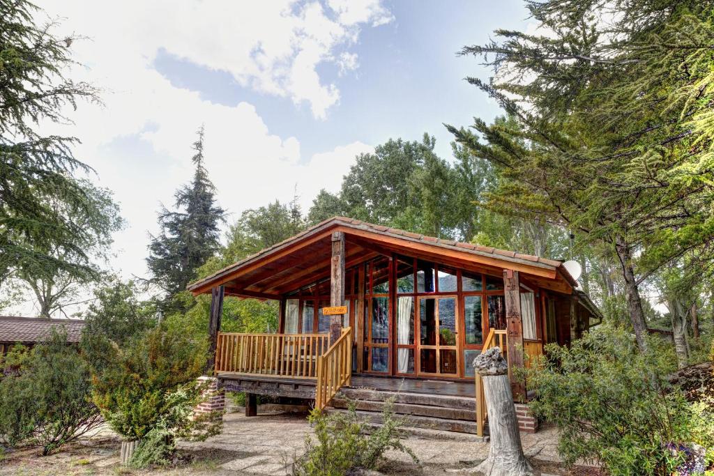 una pequeña cabaña en el bosque con árboles en Apartamentos Turísticos Matagacha en Villaviciosa