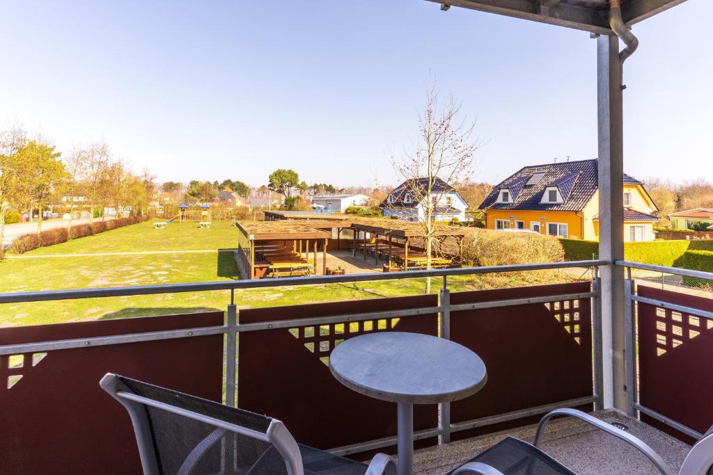 einen Balkon mit einem Tisch und Blick auf ein Feld in der Unterkunft 2 Ferienwohnung Ostseeperle Komfort in Zingst