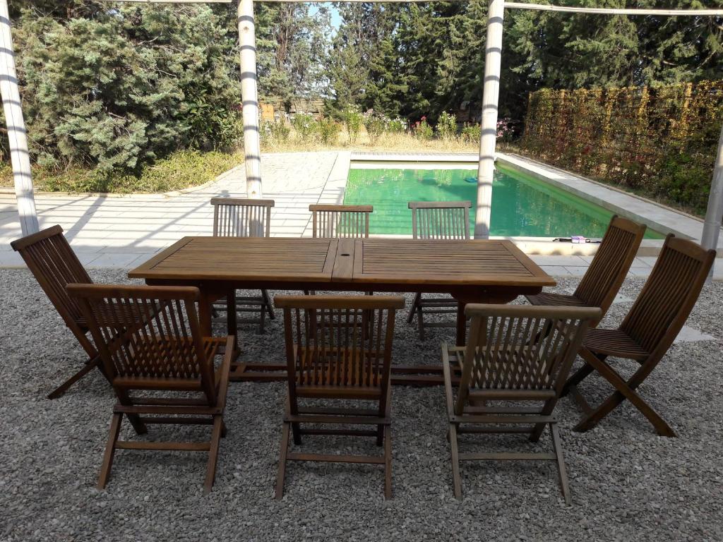 Fotografia z galérie ubytovania Magnifique coin de mas avec piscine privative v destinácii Meynes