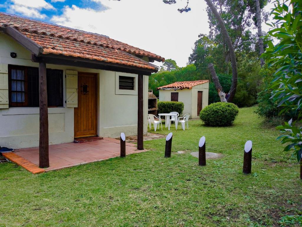Casa pequeña con porche, mesa y sillas en Zona centro, 3 cuadras del mar, patio privado en Villa Gesell