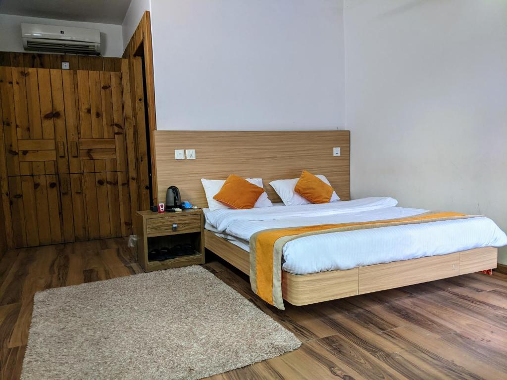 Rúm í herbergi á Gantavya Resort