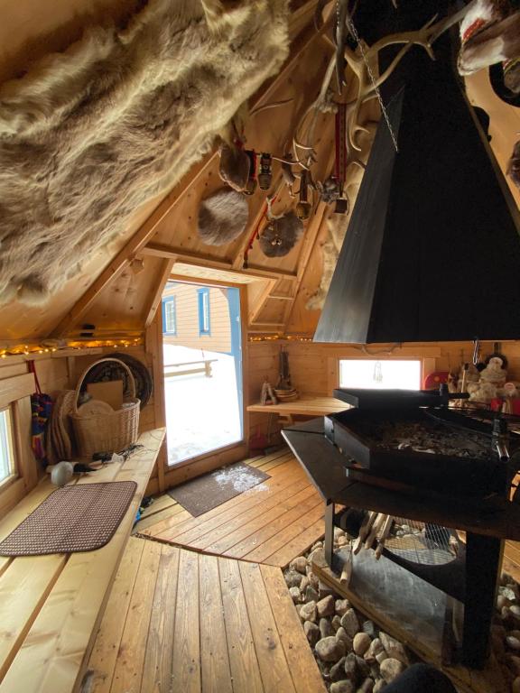 una sala de estar con un piano en una cabaña en Iso-Syötteen Pilikki, en Syöte