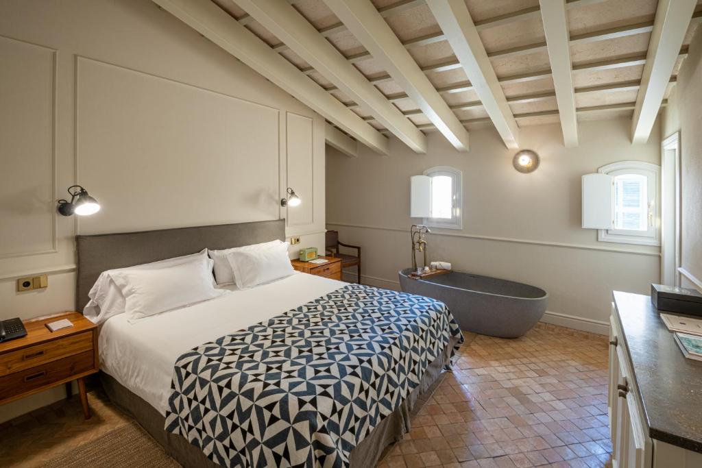 Postel nebo postele na pokoji v ubytování Hotel Boutique Can Sastre