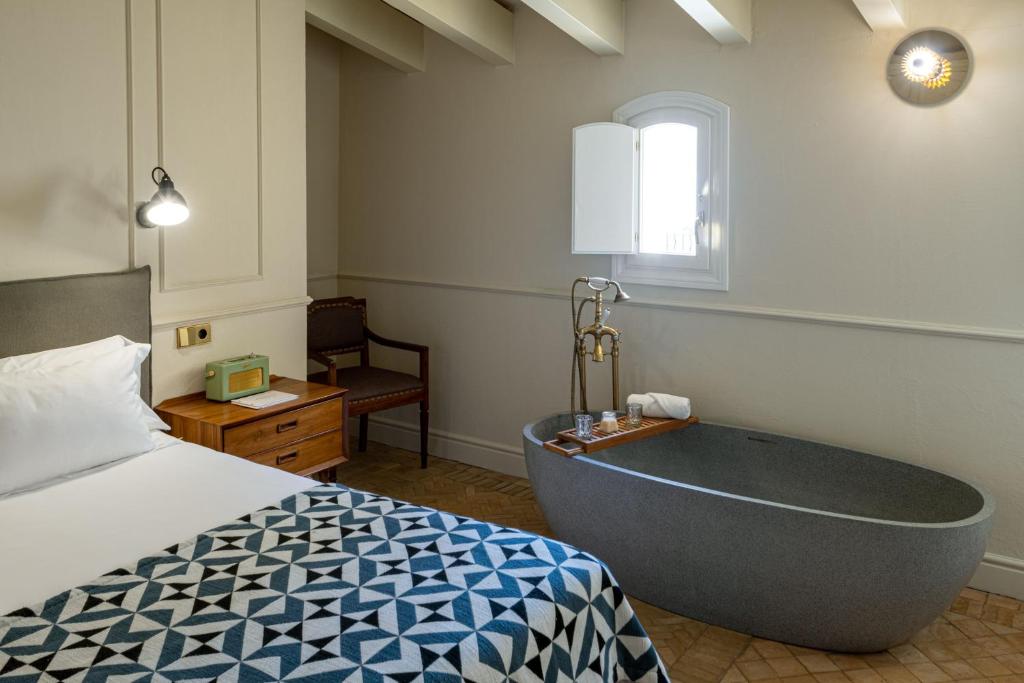 Postel nebo postele na pokoji v ubytování Hotel Boutique Can Sastre