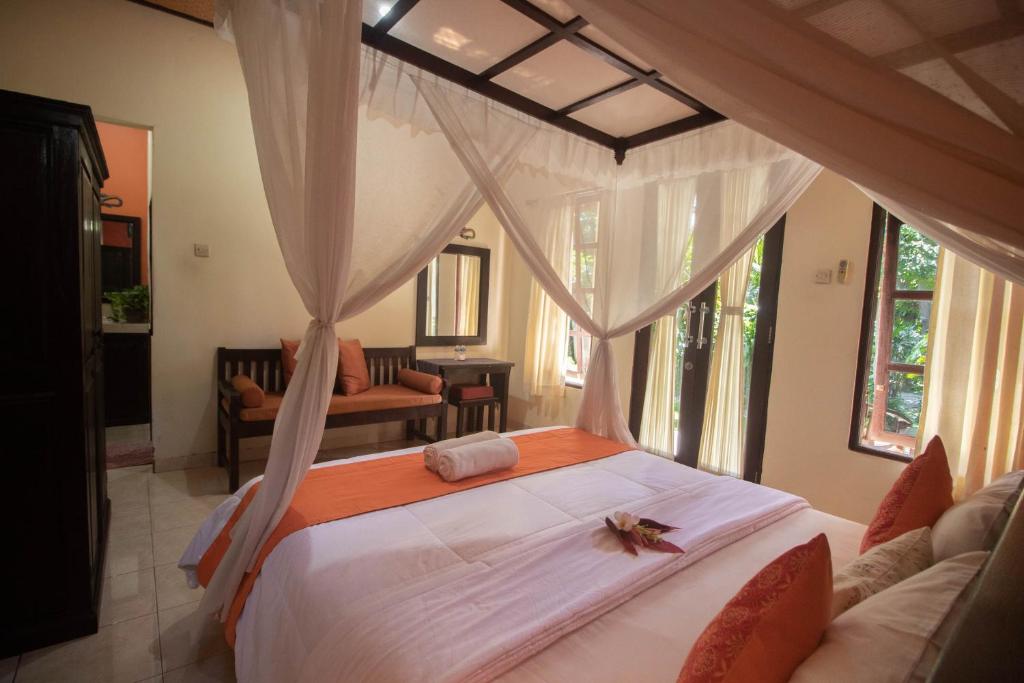 Postel nebo postele na pokoji v ubytování Giri Sari Guest House Pemuteran Bali