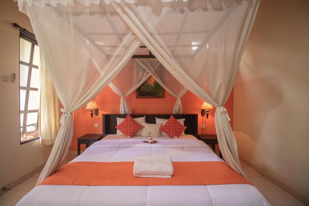 Postel nebo postele na pokoji v ubytování Giri Sari Guest House Pemuteran Bali