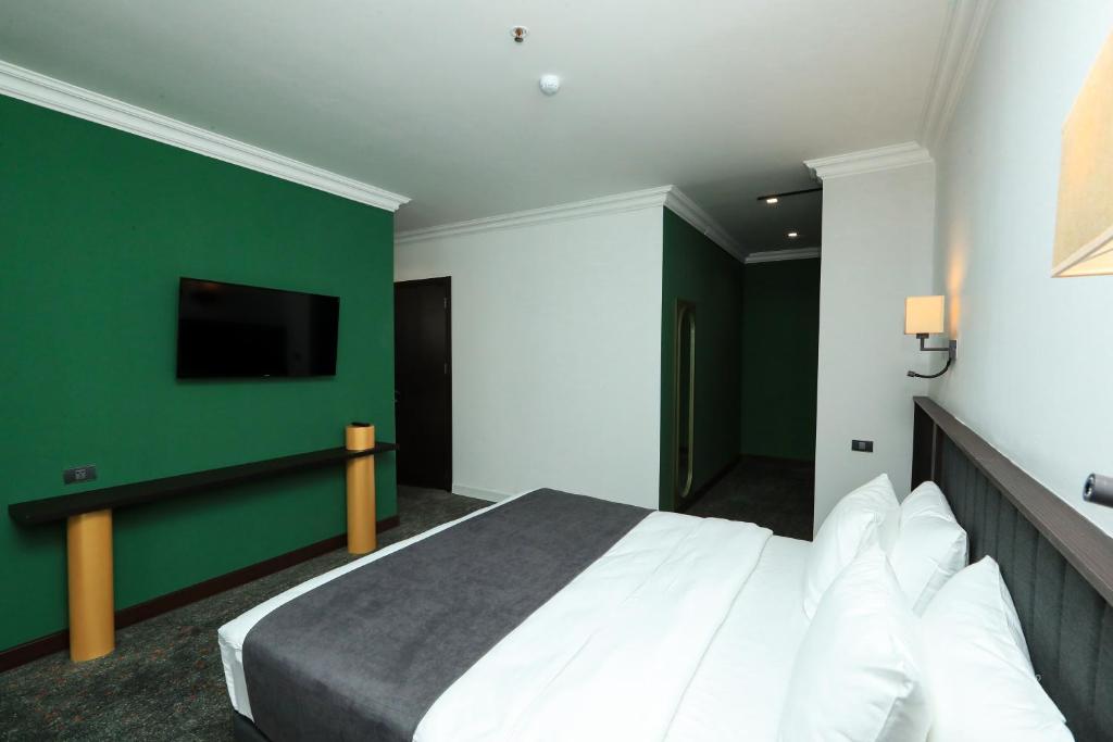 Postel nebo postele na pokoji v ubytování Pine Astoria Hotel