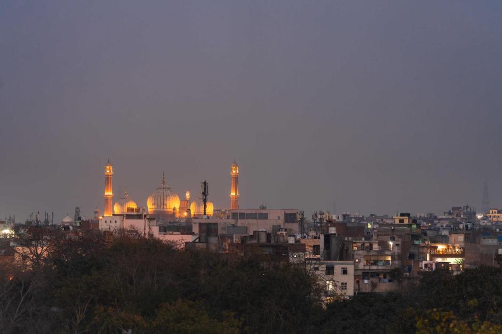 Vista generica su Nuova Delhi o vista sulla città dall'interno dell'ostello