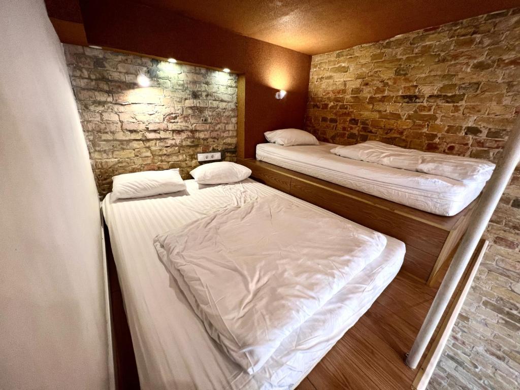 Postel nebo postele na pokoji v ubytování Kyiv Whisky Box Apartments