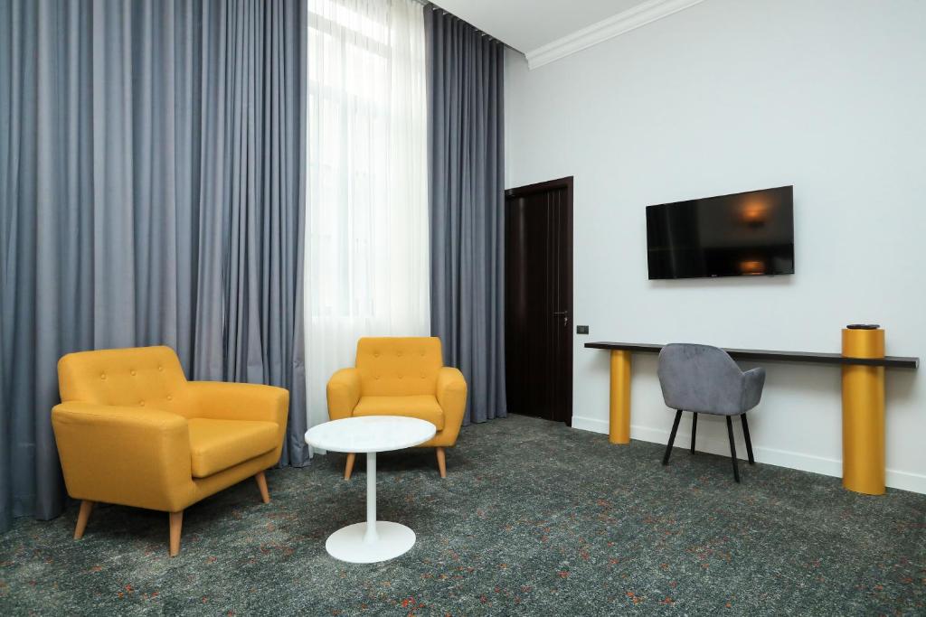 TV a/nebo společenská místnost v ubytování Pine Astoria Hotel