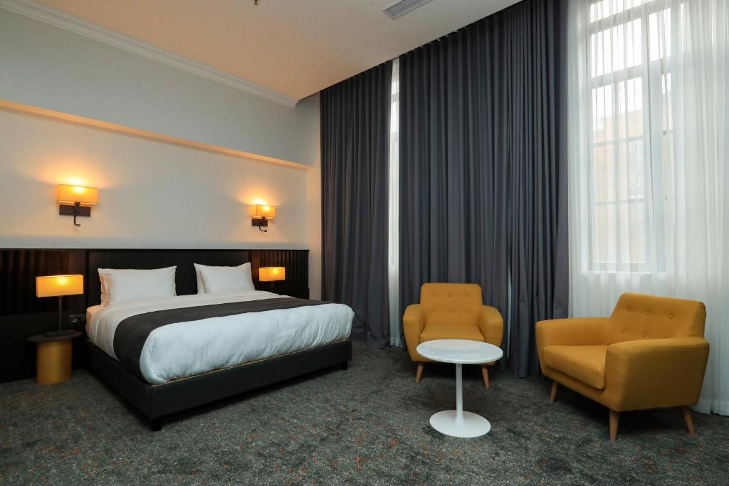 Postel nebo postele na pokoji v ubytování Pine Astoria Hotel