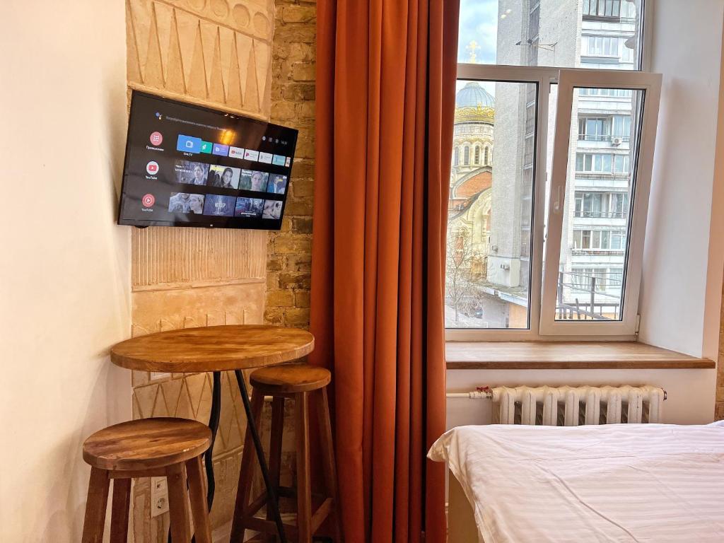 TV a/nebo společenská místnost v ubytování Kyiv Whisky Box Apartments