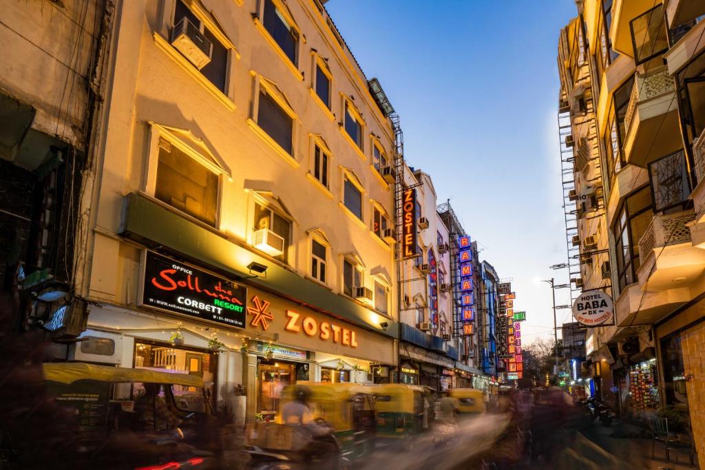 una concurrida calle de la ciudad con edificios y coches en Zostel Delhi, en Nueva Delhi