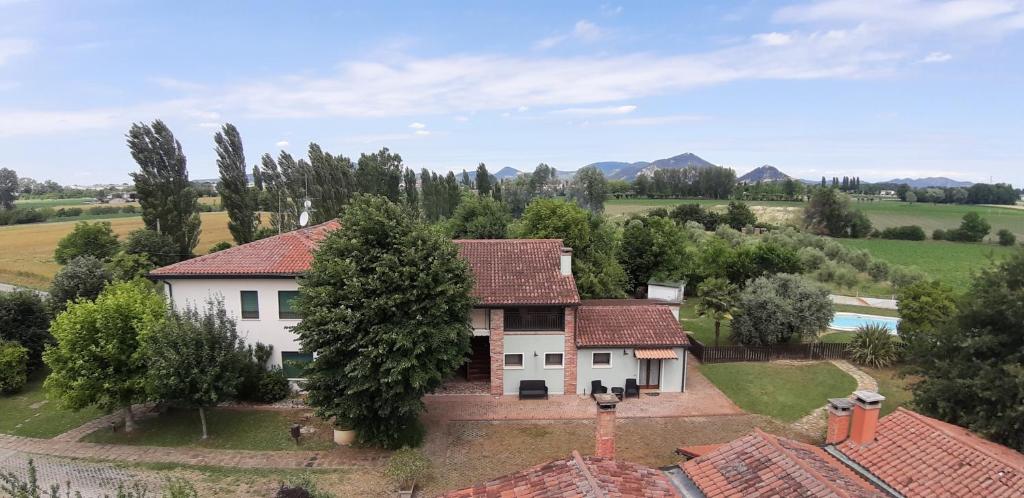 uma vista aérea de uma casa com árvores e uma piscina em Agriturismo San Bartolomeo em Monselice