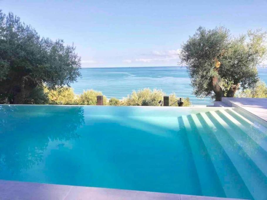 una piscina con vistas al océano en Villa Cefalu private pool, en SantʼAmbrogio