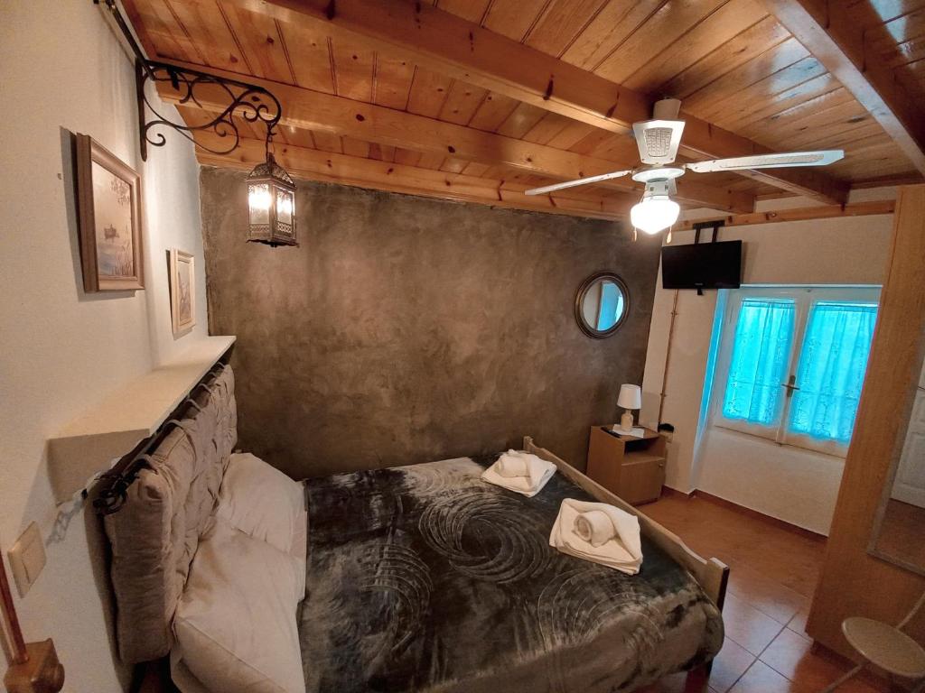 - une chambre avec un lit et un plafond dans l'établissement Chrysalenia House Corfu Town, à Corfou