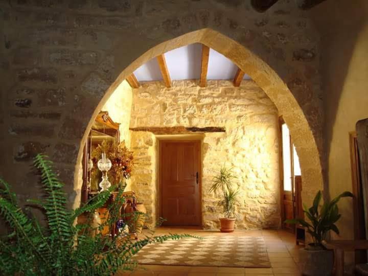 an entrance to a stone building with a wooden door at Habitación en casa con encanto, Úbeda in Úbeda