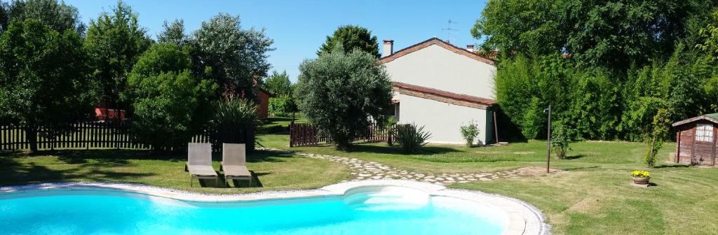 Bazén v ubytování Agriturismo San Bartolomeo nebo v jeho okolí