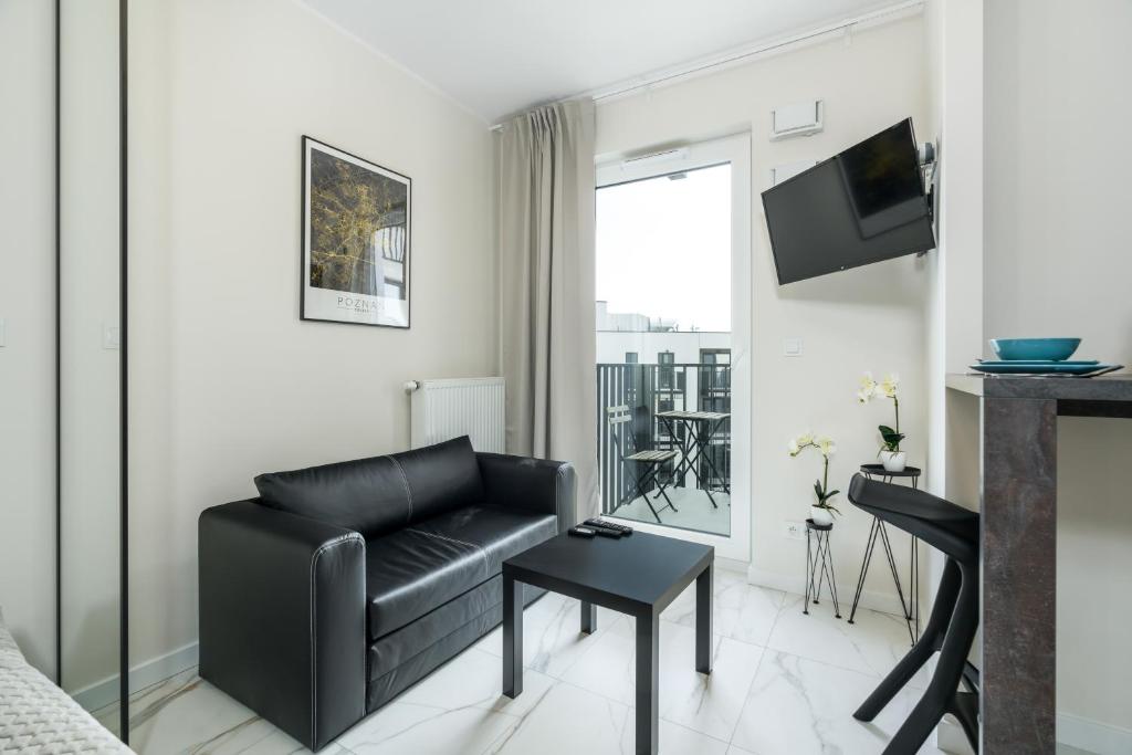Televízia a/alebo spoločenská miestnosť v ubytovaní Apartments City View Garbary by Noclegi Renters