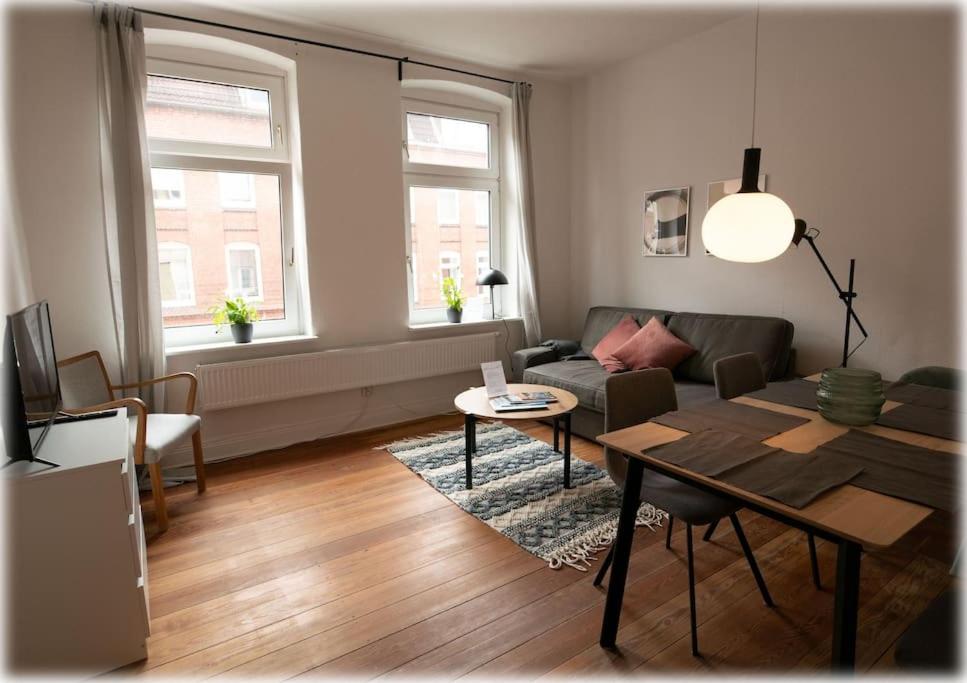 sala de estar con sofá y mesa en Altbaucharme! 2Zimmer, zentral und 24h Check-in, en Kiel