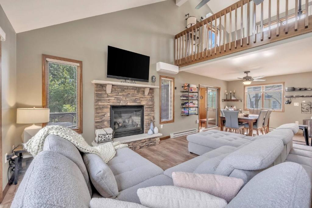 Steps To The Lake House, Hot tub, Game room, Deck, Albrightsville