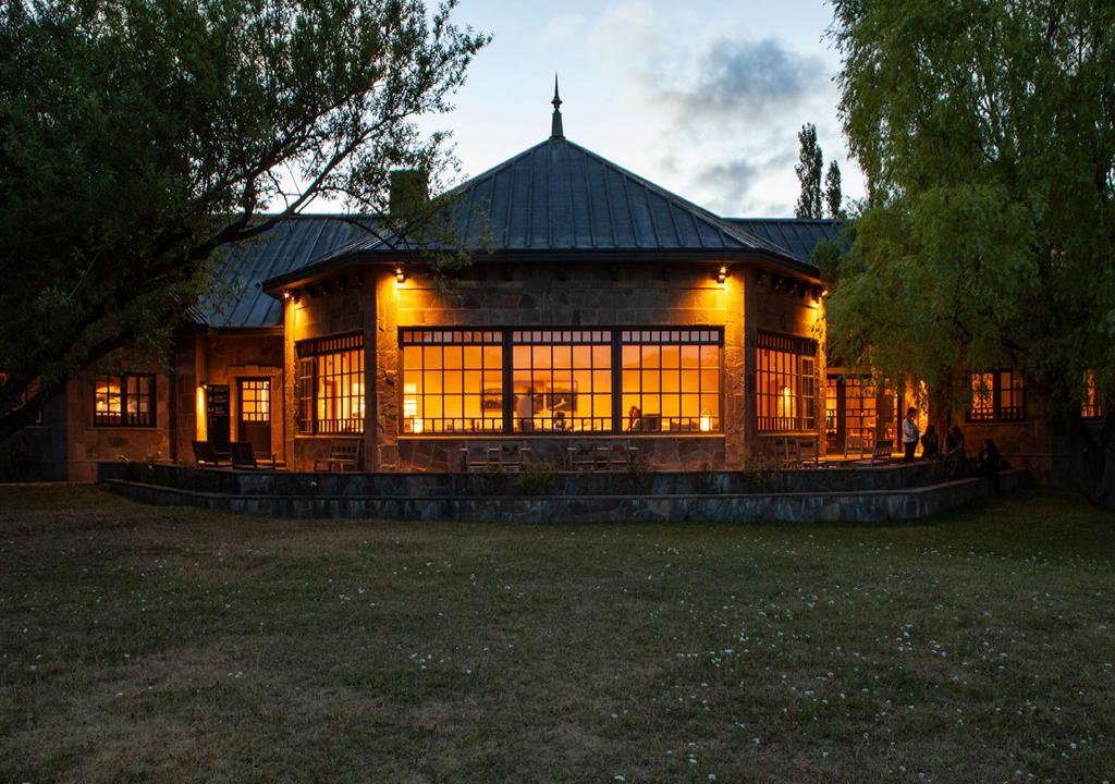 Una casa grande se ilumina por la noche en Explora en Parque Nacional Patagonia, en Cochrane