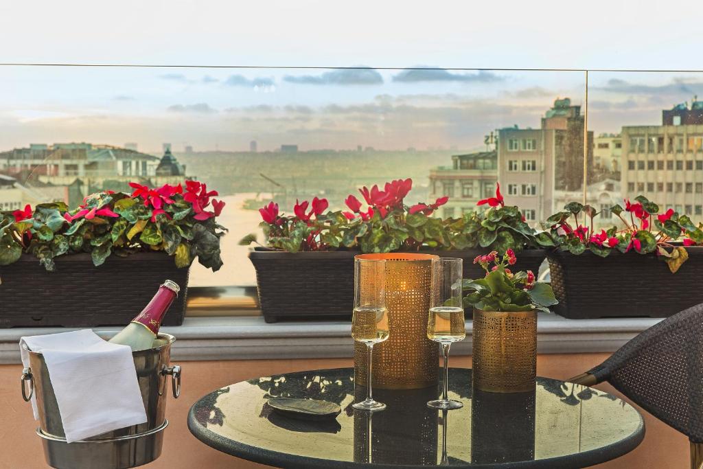 A balcony or terrace at Meroddi Bagdatliyan Hotel