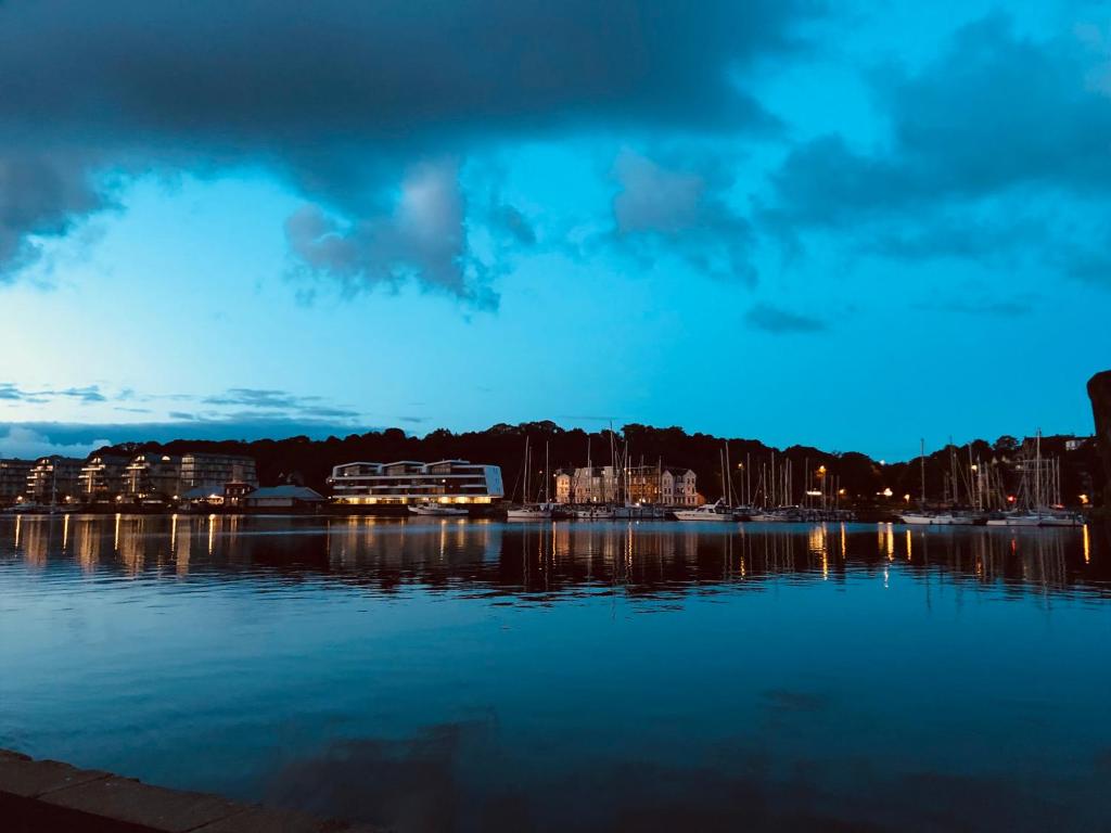 uma vista para um porto à noite com a água em Sweet vacation em Harrislee