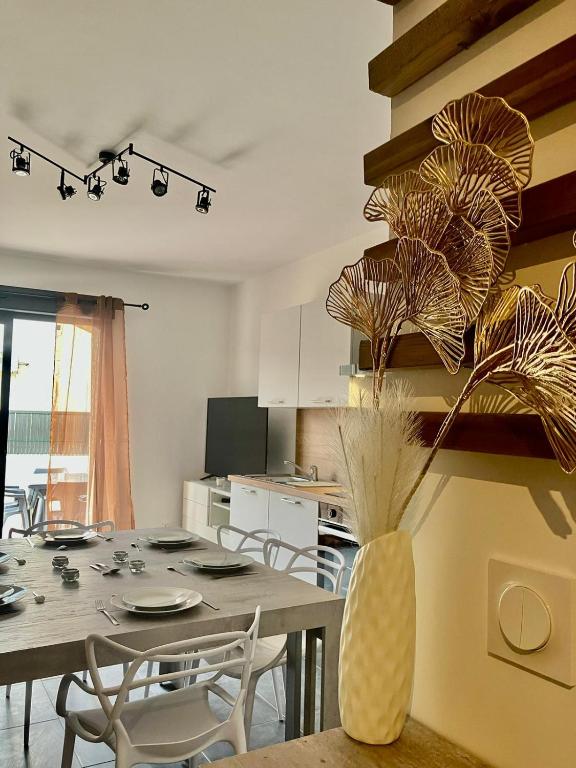 une salle à manger avec une table et un vase fleuri dans l'établissement tytoun evasion, à Borgo