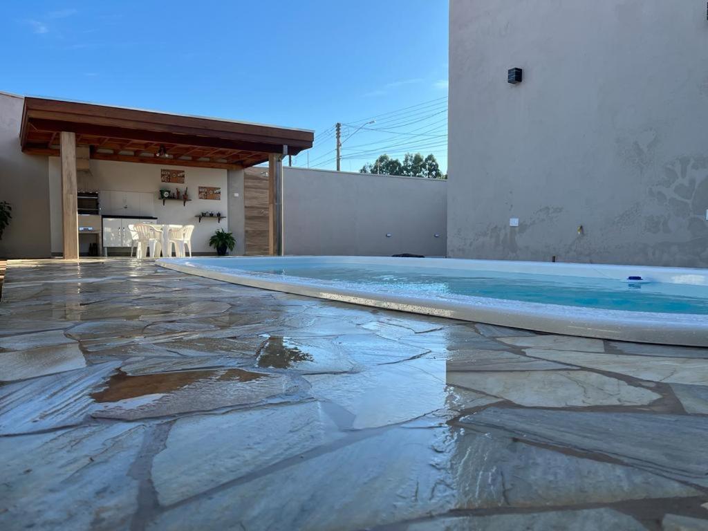 a swimming pool in the middle of a house at Casa Confortável e Aconchegante in Brotas