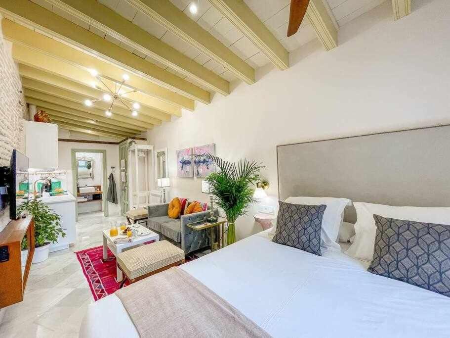 Postel nebo postele na pokoji v ubytování Juderia de Sevilla VI Luxury Apartments