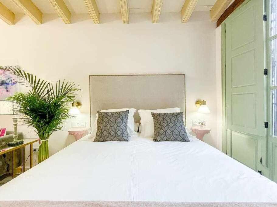 Postel nebo postele na pokoji v ubytování Juderia de Sevilla VI Luxury Apartments