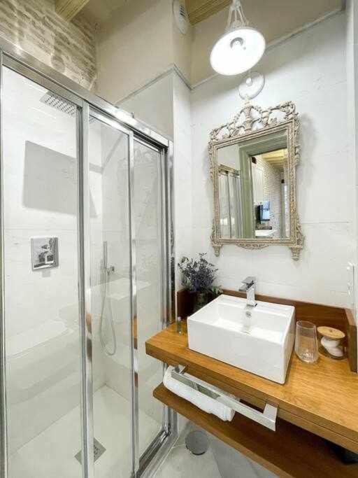 Koupelna v ubytování Juderia de Sevilla VI Luxury Apartments