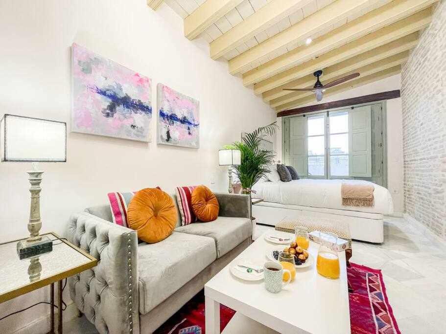 Postel nebo postele na pokoji v ubytování Juderia de Sevilla VI Luxury Apartments
