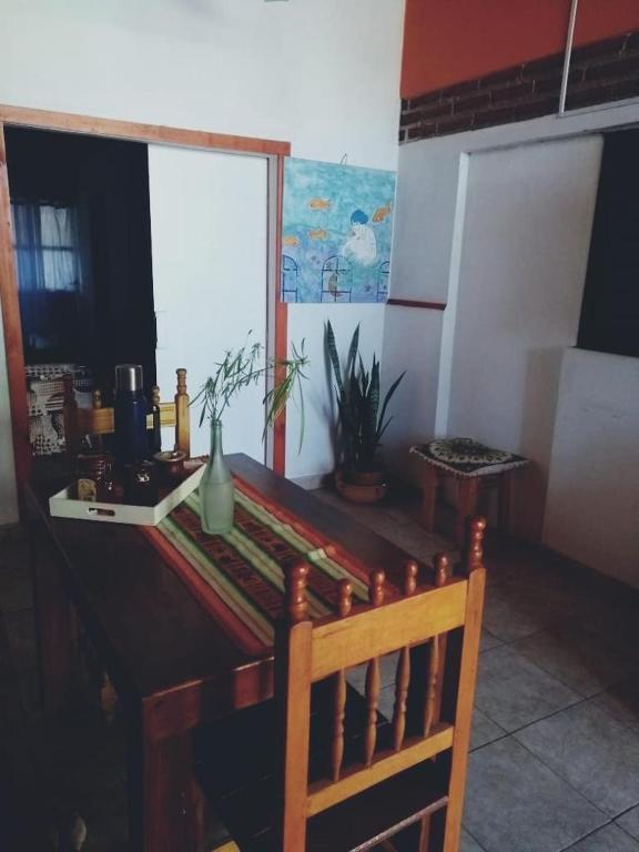cocina con mesa de madera y silla de madera en Departamentos Termas en Termas de Río Hondo